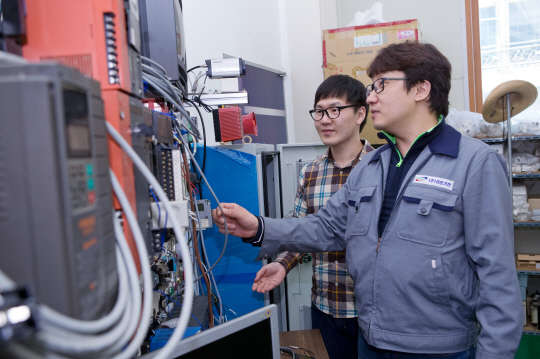 경은기전 임직원들이 작업 현장을 둘러보고 있다.  중소기업진흥공단 제공